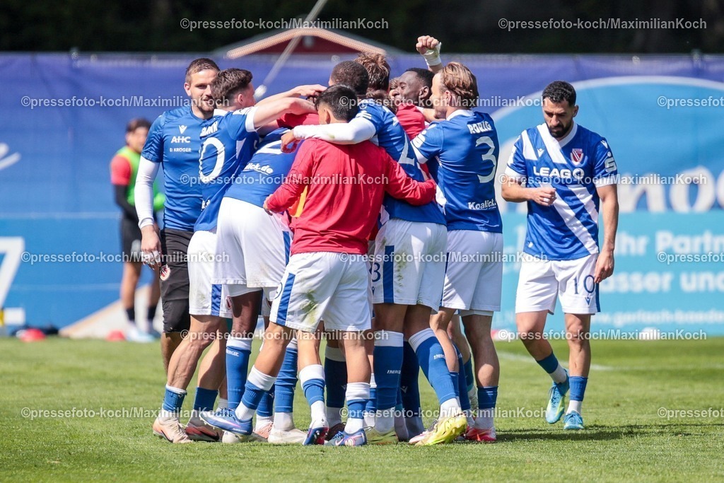 xsef26042601027 | 26.04.2026, xsefx, Fußball, 3.Liga, FC Viktoria Köln - Energie Cottbus, 35. Spieltag, Sportpark Höhenberg, Saison 2025 2026: Torjubel nach dem 2:0 - King Samuel Manu (FC Energie Cottbus, 2) und seine Teamkollegen DFB regulations prohibit any use of photographs as image sequences and or quasi-video. Photo: xSabinexEffgenxPressefotoKochx
