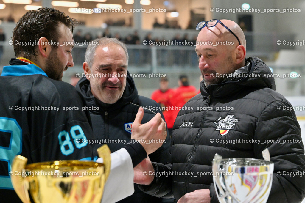 Lendhafen Seelöwen vs. Spartans Althofen | Siegerehrung, Vizepräsident KEHV Herbert Hohenberger, #88 Katnik Sebastian Lendhafen Seelöwen, Lendhafen Seelöwen vs. Spartans Althofen, Lendhafen Seelöwen vs. Spartans Althofen am 14.02.2025 in Ferlach (HTC Eishalle Ferlach), Austria, (Photo by Bernd Stefan)
