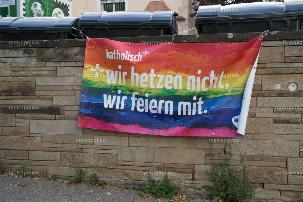 Wir hetzen nicht_ wir feiern mit. katholisch Plakat auf dem Katholikentag 2022 | Metropolico