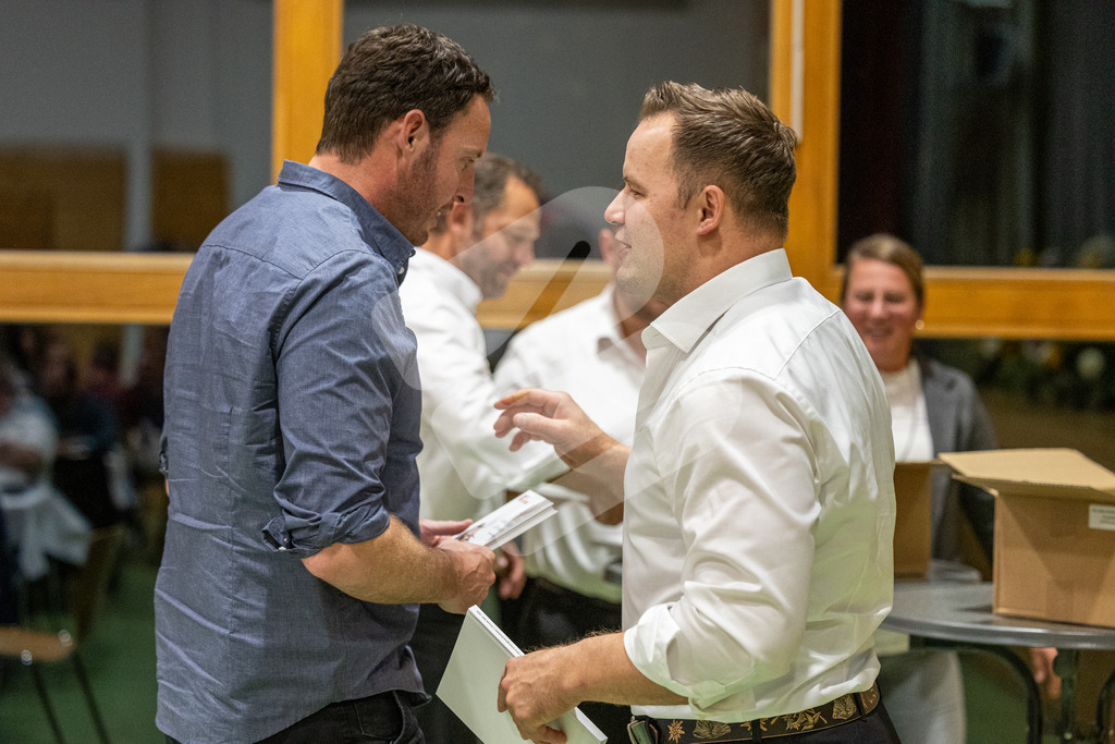 SKE100J_4996 | Die Schwinger des Schwyzer Kantonalen Schwingerverbandes: Fotos, die Dynamik und Leidenschaft festhalten, sowie emotionale Momente aus dem traditionellen Schwingsport zeigen. - Realisiert mit Pictrs.com