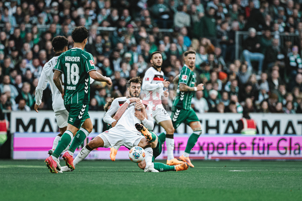Fußball | Männer | Saison 2025/2026 | 1. Fußball-Bundesliga | 6. Spieltag | SV Werder Bremen vs. FC St. Pauli | 04.10.2025 | Jens Stage (#06, SV Werder Bremen) hinten zieht Danel Sinani (#10, FC St. Pauli) zu Boden