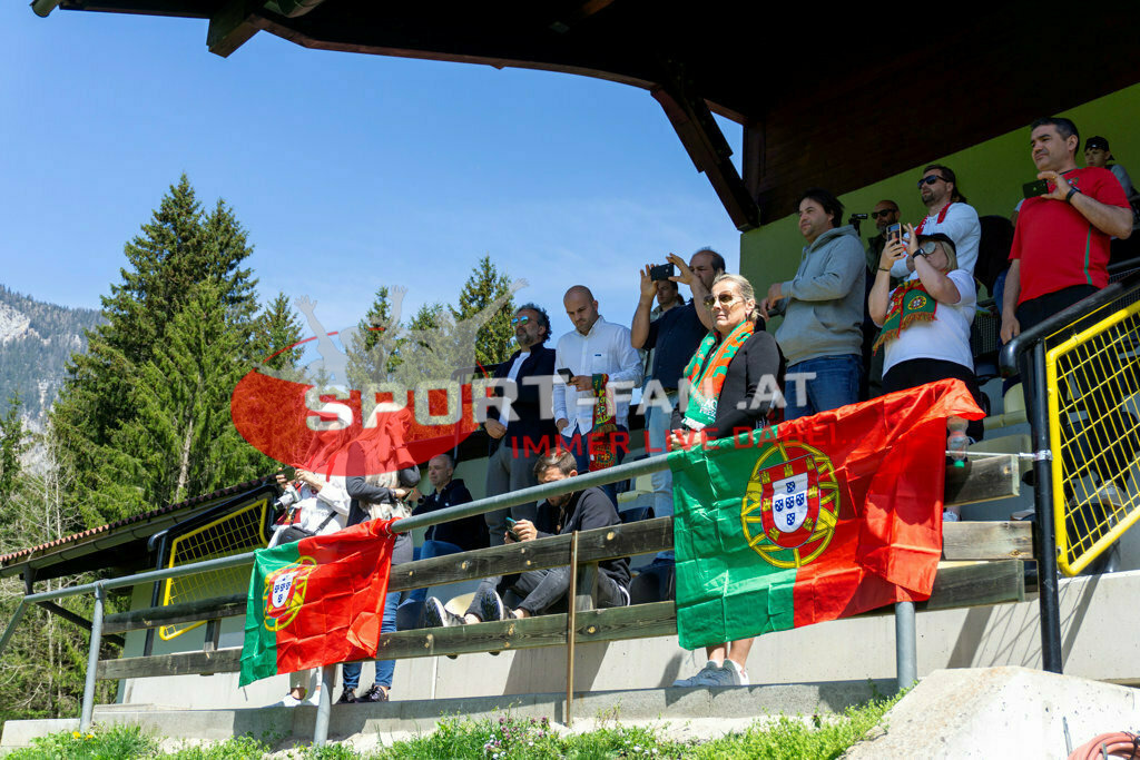 Portugal  U15 -Czech Republic U15 | Fans ; Portugal  U15 -Czech Republic U15 am 29.04.2022 in Arnoldstein
(Sportplatz), AUSTRIA, (Photo by Ernst Krawagner sport-fan.at) - Realisiert mit Pictrs.com