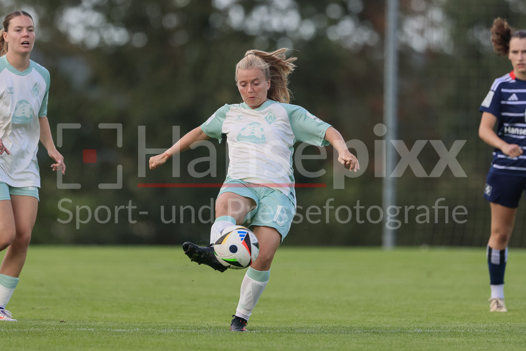 Fussball, Testspiel Frauen, Hamburger SV - SV Werder Bremen | v.li.: Ricarda Walkling (SV Werder Bremen, 13) am Ball, Einzelbild, Ganzkörper, Aktion, Action, Spielszene