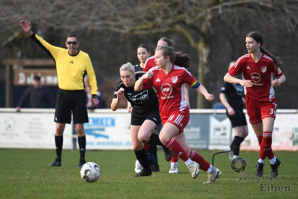 SG am Meer-SpVG Aurich U20 | Bezirksliga Frauen Nord; SG am Meer (schwarz)-SpVG Aurich U20 (rot) am 23.03.2025; in Gristede (Fehrenkampstr. 2a), Photo: Philip Eiben 2025 - Realisiert mit Pictrs.com