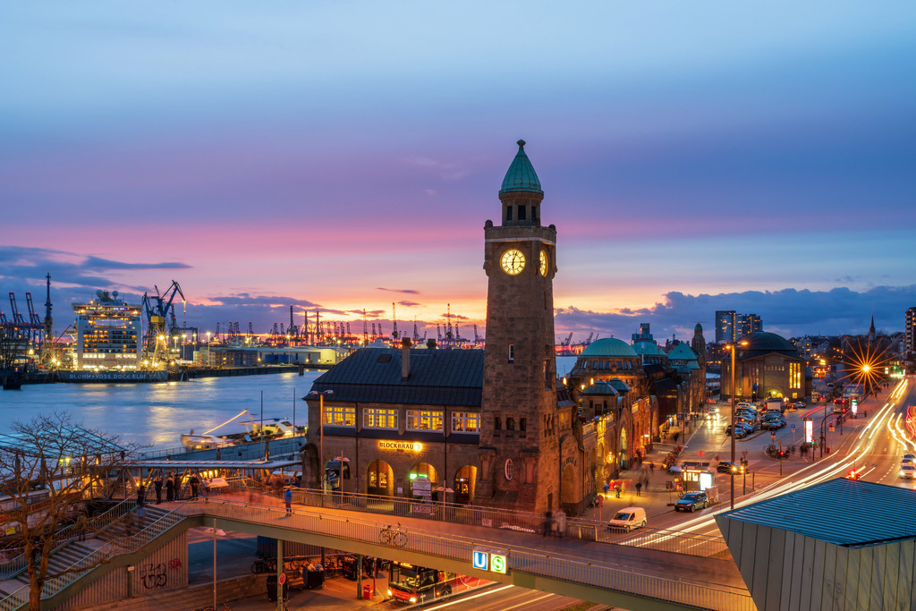 10230921 - Leuchtender Hafen | Blick auf die Landungsbrücken und den Hamburger Hafen in einem leuchtenden Abendrot.