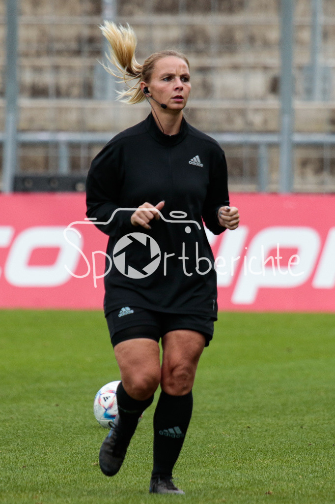 FC Bayern Amateure - FC Wuerzburger Kickers | Linienrichterin Paulina KOCH in Aktion