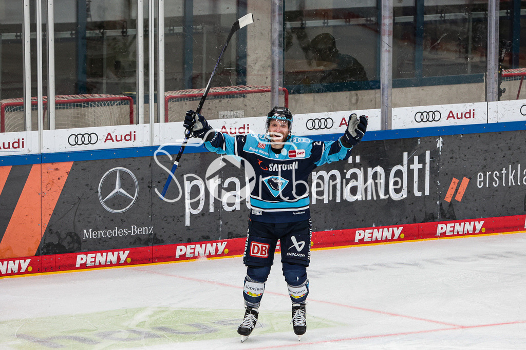 ERC Ingolstadt - Augsburger Panther | Frederik STORM (ERCI #9) jubelt nach seinem Treffer zum 3-0