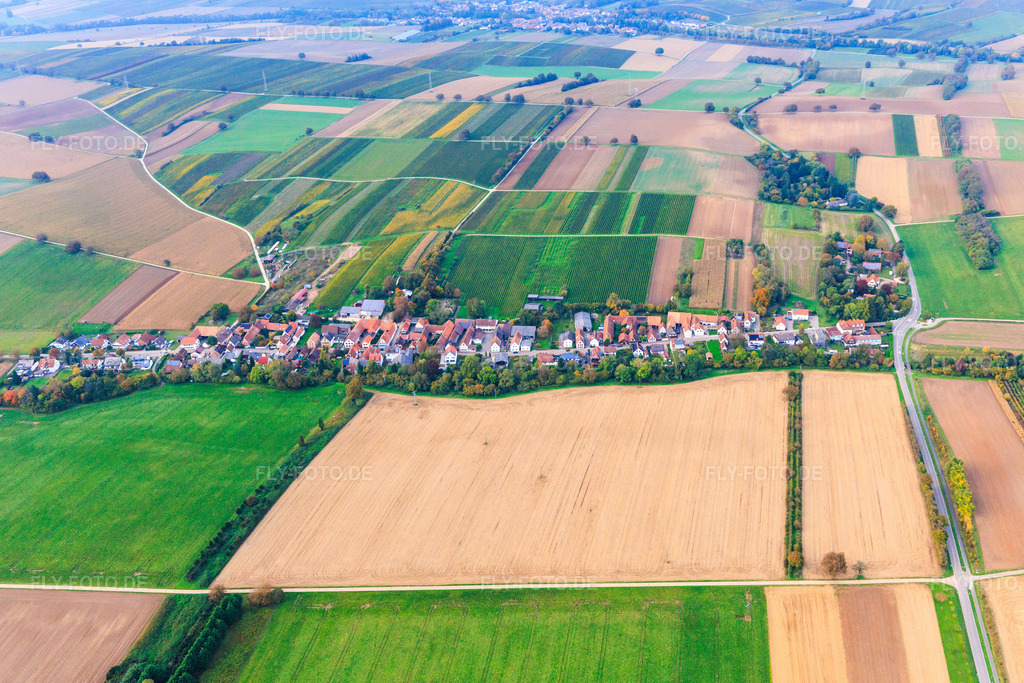 Luftbild: Ortsansicht von Westen in Vollmersweiler im Bundesland Rheinland-Pfalz in Deutschland.Foto: IMG_150092.jpg vom 10.10.2025 durch Werner Riehm/FLY-FOTO.de
