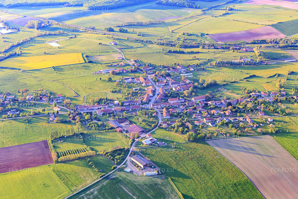 Vue aérienne: Vue du village depuis le sud à Loudrefing dans le département Moselle, France. Photo: IMG_146187.jpg prise le 01/05/2025 par Werner Riehm/FLY-FOTO.eu – Résolution de l'original: 4940 x 3293 px
