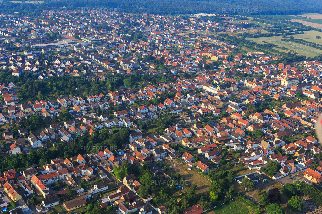 Stettenbergstr | Luftbild: Stettenbergstr in Lingenfeld im Bundesland Rheinland-Pfalz in Deutschland. Foto: IMG_080564.jpg vom 12.06.2015 durch Werner Riehm/FLY-FOTO.de - Realisiert mit Pictrs.com