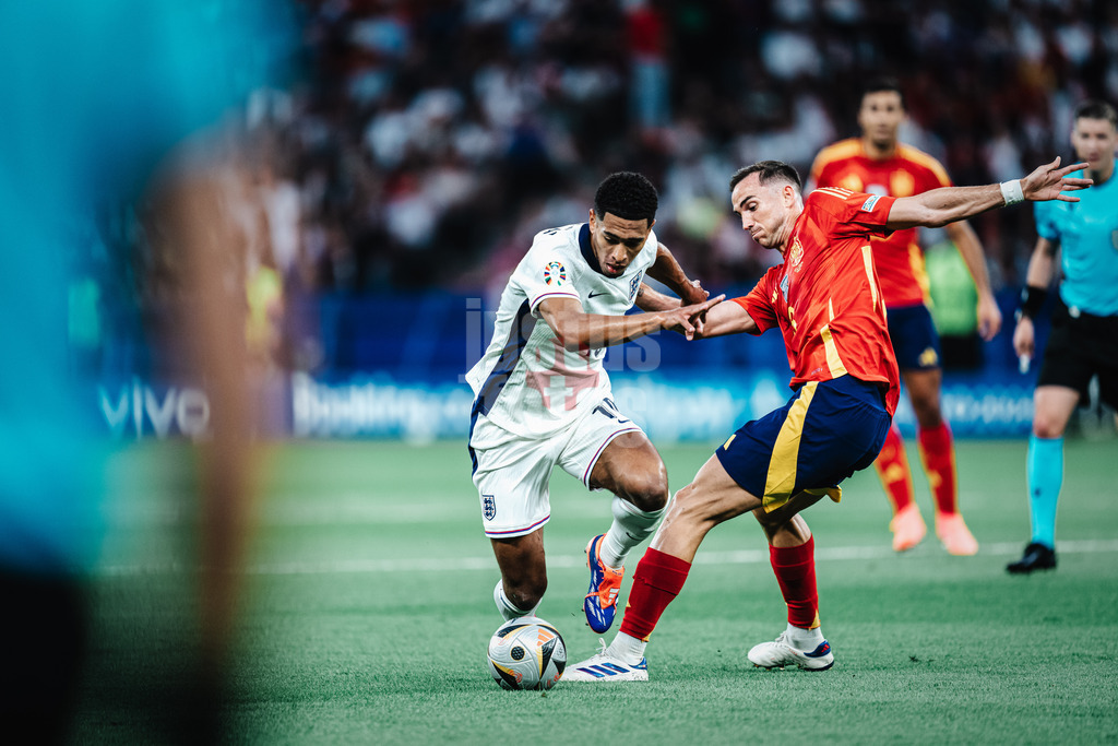 Fußball | Herren | UEFA-Fußball-Europameisterschaft 2024 | Finale | Spanien vs. England | 14.07.2024 | v.l. Jude Bellingham (#10, England) gegen Fabian Ruiz (#8, Spanien)
