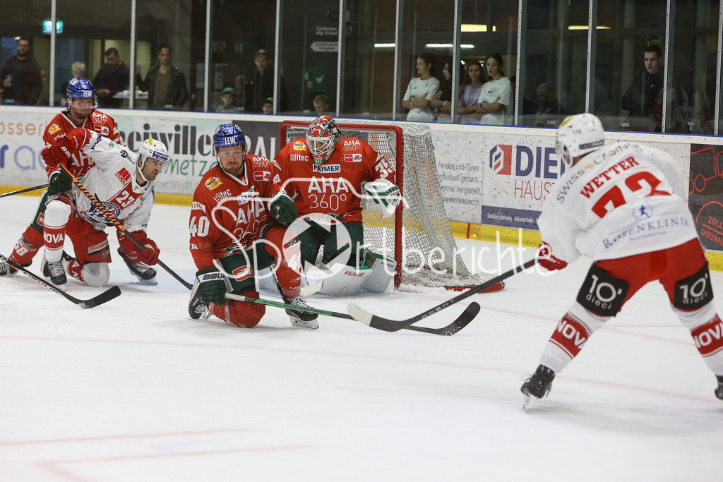 SC Rapperswil-Jona Lakers - Augsburger Panther | Tim SCHUELE (AEV #40) kann in letzter Sekunde einen Pass von Gian Marco WETTER (SCRJ #72) verhindern