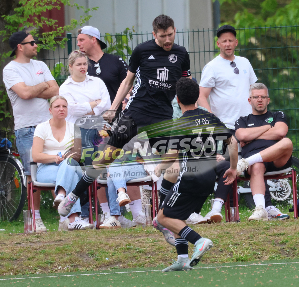SC Bünde - SV Oetinghausen | Auf dem Bild zu sehen: schwarz SV Oetinghausen v.l.: Niklas Stuckenholz, Mahmut Salih Ünal  SC Bünde, SV Oetinghausen, Saison 25/26, Bezirksliga, Hunnebrock, Deutschland - Realisiert mit Pictrs.com