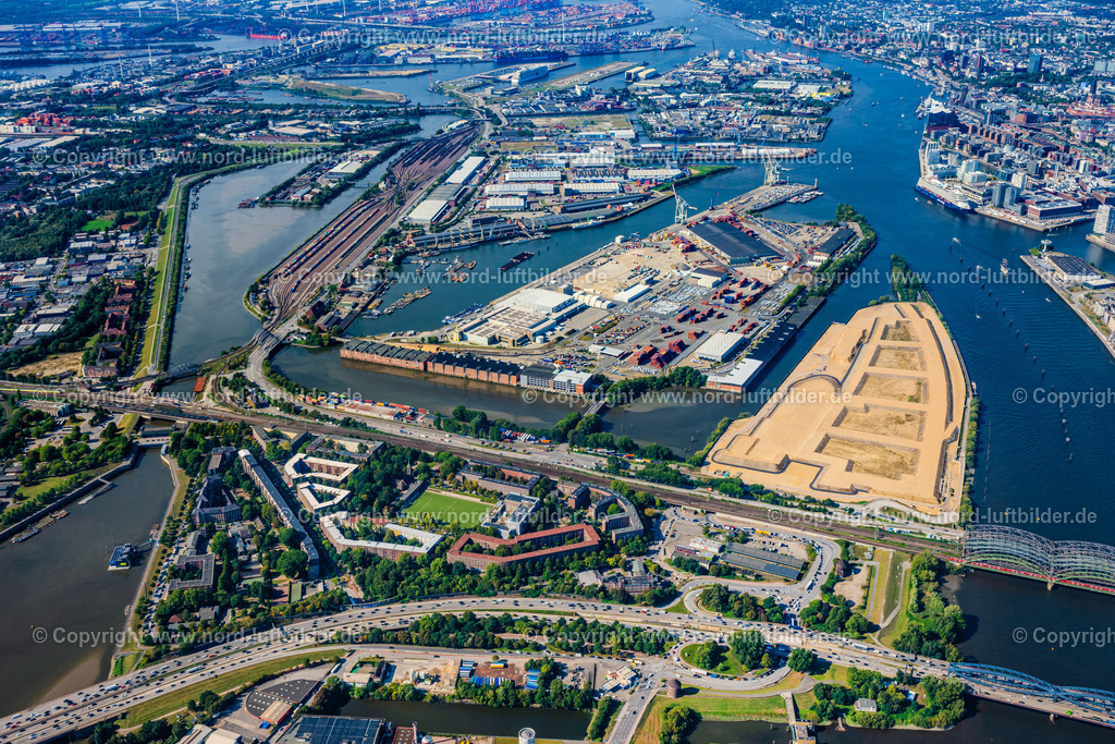 Hamburg_Veddel_Kleiner_Grasbrook_ELS_8171200925 | HAMBURG 20.09.2025 Abriß- und Erdarbeiten auf dem Gelände der ehemaligen Logistikzentrum- Ruine Überseezentrum am Schuhmacherwerder - Moldauhafen im Ortsteil Kleiner Grasbrook in Hamburg, Deutschland. Weiterführende Informationen bei: EGGERS Tiefbau GmbH,  HPA Hamburg Port Authority. // Demolition work on the site of the former logistics center ruin Ueberseezentrum on Schuhmacherwerder - Moldauhafen in the district Kleiner Grasbrook in Hamburg, Germany. Further information at: EGGERS Tiefbau GmbH,  HPA Hamburg Port Authority. Foto: Martin Elsen
