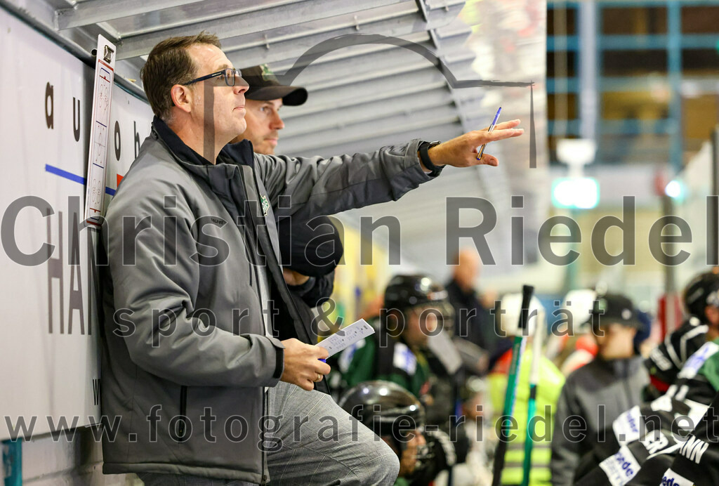 2022-09-23_099_TSV_Erding_gegen_EV_Fuessen | Erding, Deutschland, 23.09.2022:
Eishockey, Bayernliga 2022 / 2023, Testspiel, TSV Erding gegen EV Füssen, Endergebnis: 1:3

Trainer Andreas Becher (Erding Gladiators)

Foto: Christian Riedel / fotografie-riedel.net