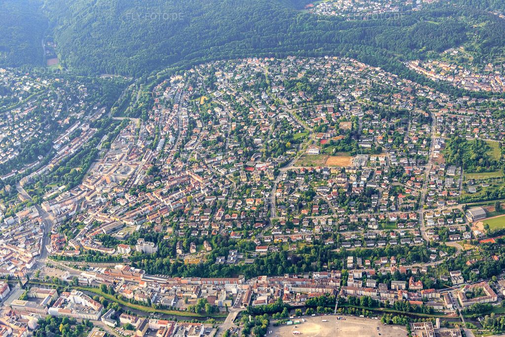 Luftbild: Stadtteilansicht zwischen Wald und Enz im Ortsteil Südweststadt in Pforzheim im Bundesland Baden-Württemberg in Deutschland. Foto: IMG_079898.jpg vom 31.05.2015 durch Werner Riehm/FLY-FOTO.de