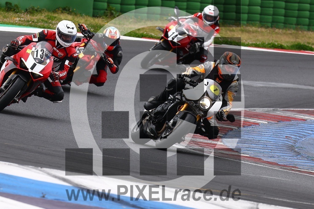 inst01-20260401_04191 | Schöne Erinnerungen an spannende Momente - das festzuhalten ist unser Job. PIXELrace.de ist seit 2003 auf den Rennstrecken Europas unterwegs um die Action draußen beim Fahren und die wunderbare Stimmung imm Fahrerlager für euch einzufangen.