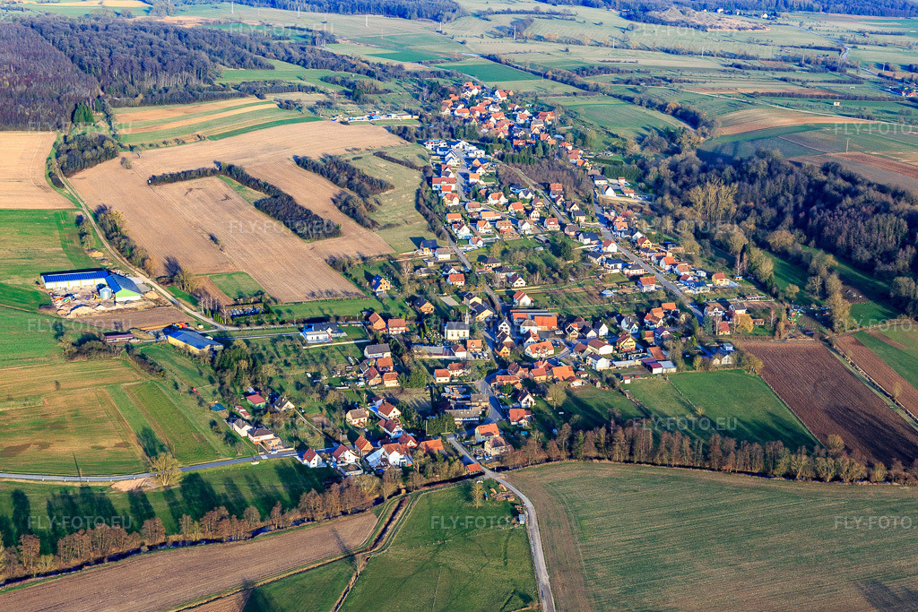 Vue aérienne: Vue de la ville depuis l'ouest à Oberdorf-Spachbach dans le département Bas Rhin, France – .Photo: IMG_104951.jpg prise le 21/03/2018 par Werner Riehm/FLY-FOTO.eu – Résolution de l'original: 5207 x 3471 px
