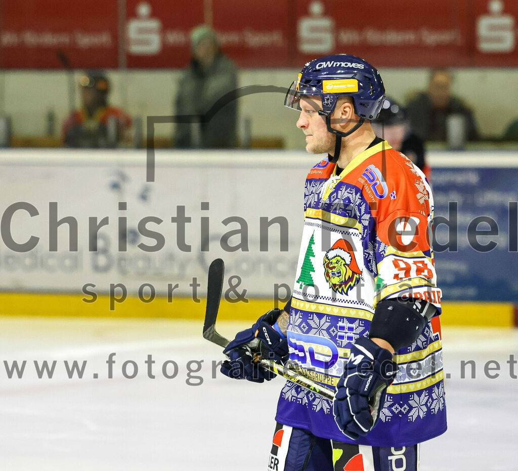 2022-12-09_091_TSV_Erding_gegen_EHC_Waldkraiburg | Erding, Deutschland, 09.12.2022:
Eishockey, Bayernliga 2022 / 2023, 19. Spieltag, TSV Erding gegen EHC Waldkraiburg, Endergebnis: 9:2

Jan Loboda (EHC Waldkraiburg, #90)

Foto: Christian Riedel / fotografie-riedel.net