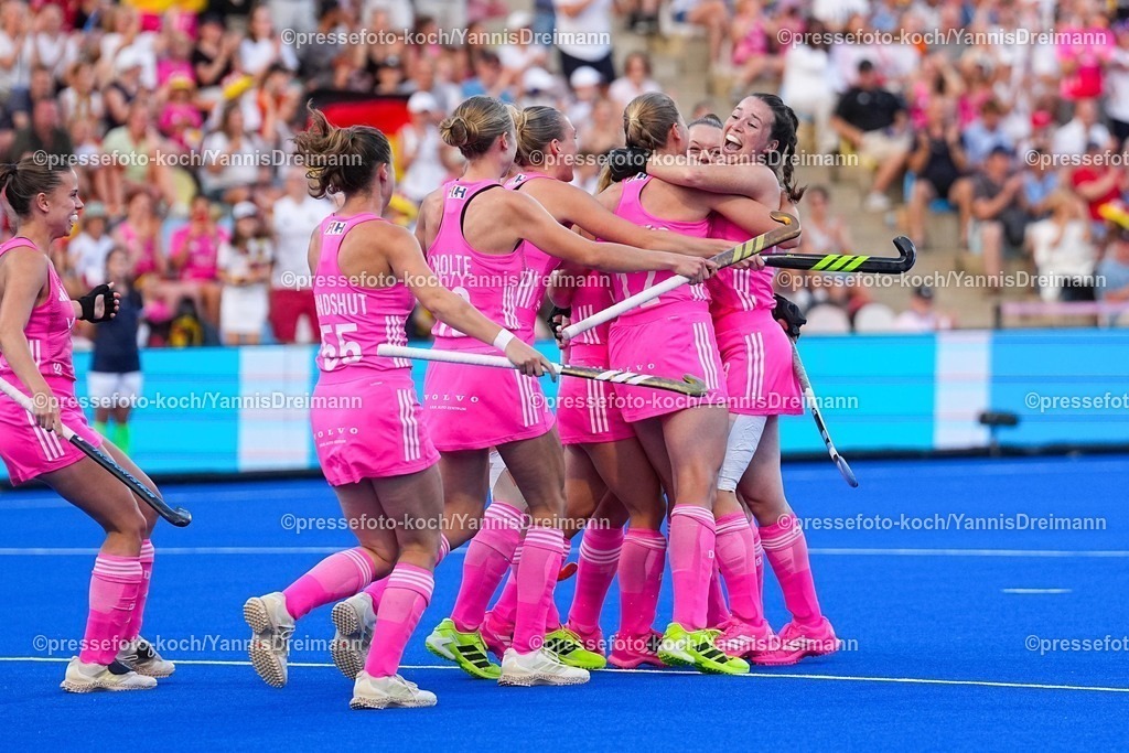 xydrx15082504006a | 15.08.2025, xydrx, Frauen EuroHockey Championship 2025, Halbfinale, Belgien - Deutschland, Sparkassenpark Mönchengladbach: Torjubel nach dem Tor zum 1:0 für die Deutsche Feldhockey Nationalmannschaft durch Torschützin Ines Wammer (GER #12) zusammen mit Amelie Wortmann (GER #3)