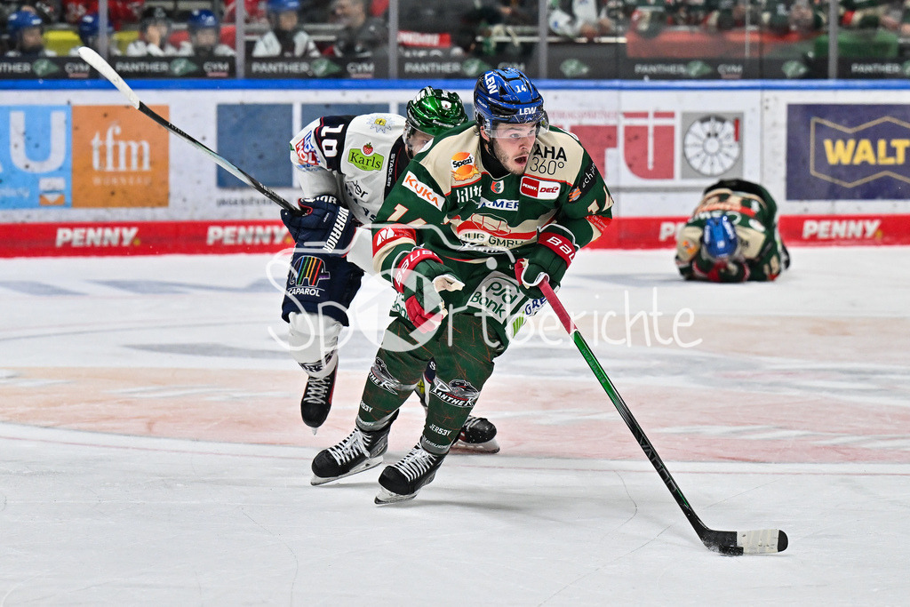 Augsburger Panther - Eisbären Berlin | im Duell Leon BERMANN (Eisbären Berlin 10) und D. J. BUSDEKER (Augsburger Panther 14) / Zweikampf / DEL: Augsburger Panther  - Eisäbren Berlin; Curt Frenzel Stadion am 03.10.2025