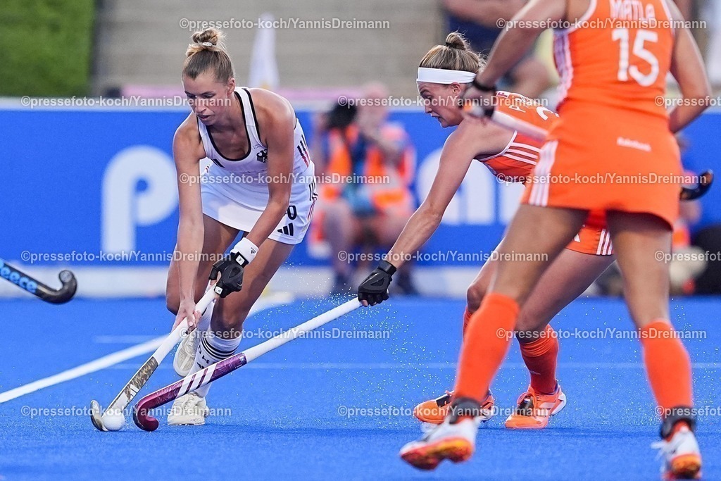 xydrx11082503005 | 11.08.2025, xydrx, Frauen EuroHockey Championship 2025, Gruppenphase, Gruppe A, Deutschland - Niederlande, Sparkassenpark Mönchengladbach: Hanna Granitzki (GER #30) im Zweikampf gegen Pien Dicke (NED #21)