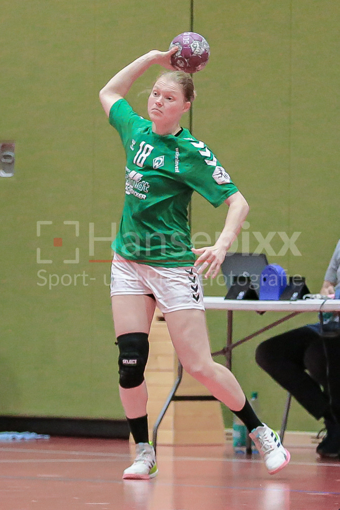 Handball, 2. Bundesliga Frauen, SV Werder Bremen - HSG Freiburg | v.li.: Denise Engelke (SV Werder Bremen, 18) Freisteller am Ball, Einzelfoto, Spielszene, Aktion, Action