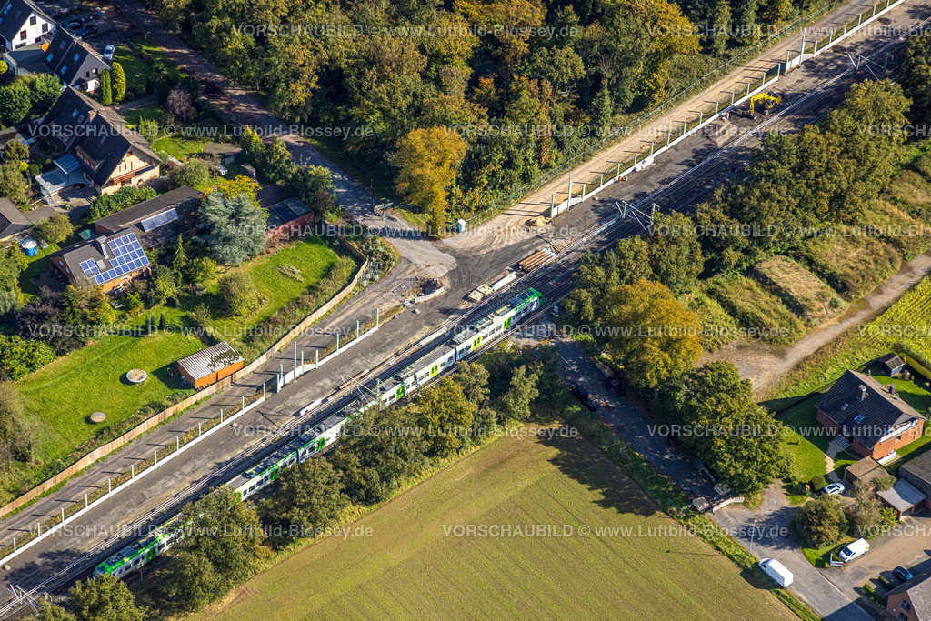 Voerde241009317 | Luftbild, Baustelle mit Schallschutzwand, S-Bahn Schwanenstraße, Ausbau der Betuweroute und Betuwe-Linie Eisenbahnstrecke, Möllen, Voerde, Niederrhein, Nordrhein-Westfalen, Deutschland
