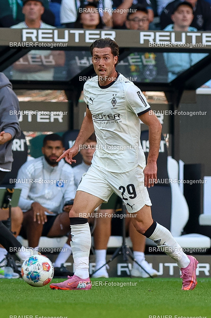 Borussia Mönchengladbach vs Hamburger SV - Bundesliga  | Mönchengladbach, Deutschland, 24.08.25:   Joseph Michael Scally (Borussia Mönchengladbach) in Aktion am Ball, Einzelaktion waehrend des Spiels der Bundesliga zwischen Borussia Mönchengladbach vs Hamburger SV im Stadion im Borussia Park(Foto von Brauer-Fotoagentur / Adrian Schlueter)