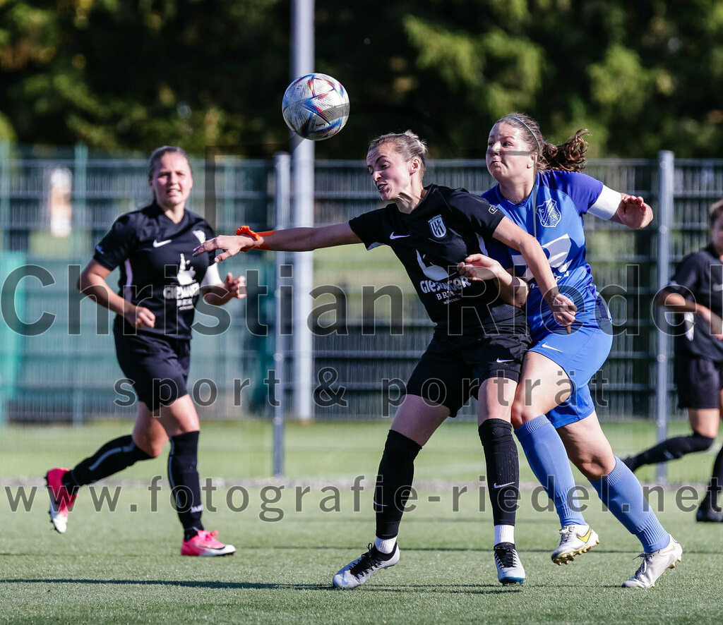 2023-10-21_034_FC_Langengeisling_gegen_TSV_Eching | Erding, Deutschland, 21.10.2023:
Fußball, Bezirksoberliga 2023 / 2024, 8. Spieltag, FC Langengeisling gegen TSV Eching, Endergebnis: 0:0

Gentiana Hoxha (TSV Eching, #20), Carina Sedlmeier (FC Langengeisling, #19)

Foto: Christian Riedel / fotografie-riedel.net