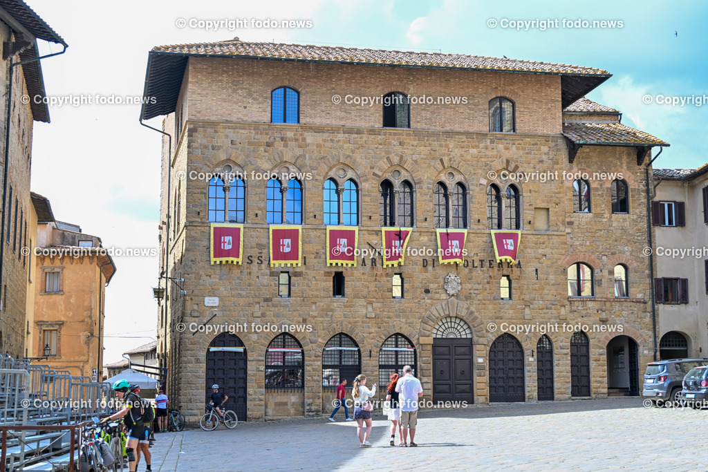 Italien_ Toskana_ Volterra_ 28.05.2024-6 | 28.05.2024, Italien, ITA, Toskana, Volterra im Bild Stadtansichten, Gebäude, Architektur, Touristen, Historisch, SouvenirVolterra, lateinisch Volaterrae, ist eine italienische Stadt mit 9696 Einwohnern in der Provinz Pisa in der Region Toskana. Sie ist Sitz des Bistums Volterra.Quelle: Wikipedia