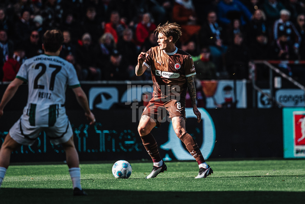 Fußball | Männer | Saison 2024/2025  | Fußball-Bundesliga | 28. Spieltag | FC St. Pauli vs. Borussia Mönchengladbach | 06.04.2025 | Eric Smith (#8, FC St. Pauli) am Ball