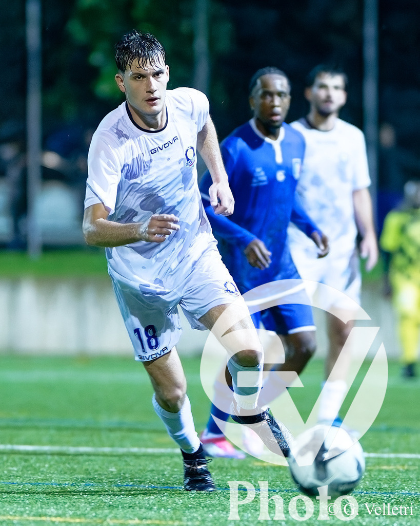 2eme ligue - CS Italien - USI Azzurri | Fitim Salihu (18 USI Azzurri) en action (gros plan) durant le match de 2eme ligue entre CS Italien et USI Azzurri au Stade du Bois-de-la-Bâtie à Petit-Lancy, Suisse