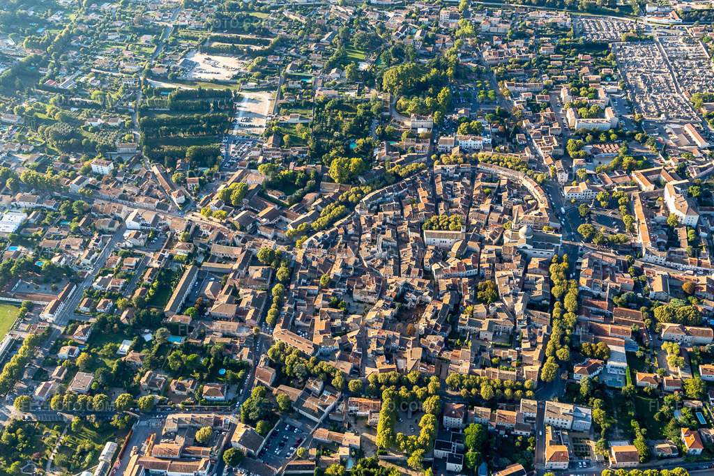 Aerial view: Old town area and city center in Saint-Remy-de-Provence in Saint-Rémy-de-Provence in the state Bouches du Rhone, France. – Photo: IMG_129629.jpg taken on 09/23/2021 by Werner Riehm/FLY-FOTO.com – Resolution of the original: 5195 x 3463 px