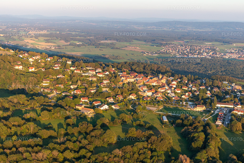 Aerial view: View of the town in Morre in the state Doubles, France. – Photo: IMG_129690.jpg taken on 09/23/2021 by Werner Riehm/FLY-FOTO.com – Resolution of the original: 5172 x 3448 px