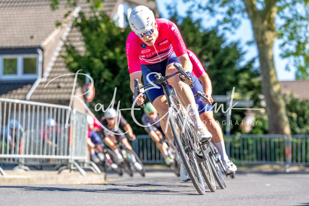 Spurt in den Mai 2026 - Großer Preis der Sparkasse Neuss | Annual one-day road cycling race "Großer Preis der Sparkasse Neuss" held in Büttgen, Germany, organized by VfR Büttgen 1912 e.V. The event features multiple races across all age categories from U11 youth to Elite men. - Realisiert mit Pictrs.com