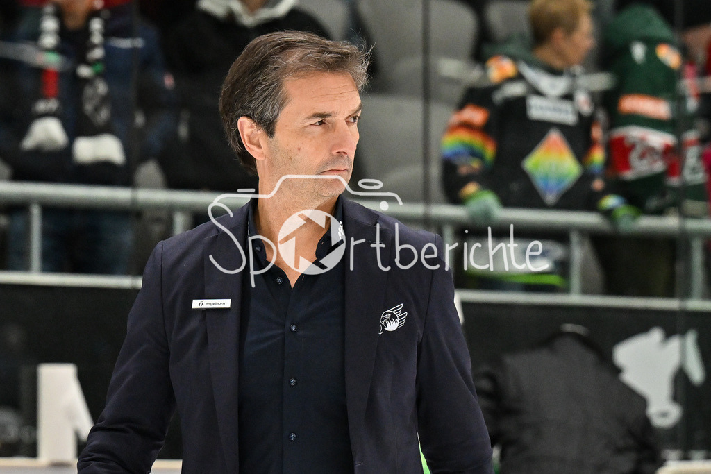 Augsburger Panther - Adler Mannheim | AUGSBURG, GERMANY - 28. DECEMBER: im Bild Dallas EAKINS Trainer Adler Mannheim / Einzelfoto / Freisteller nach dem Match zwischen den Augsburger Panthern und den Adler Mannehim am 33. Spieltag der Penny DEL im Curt Frenzel Stadion