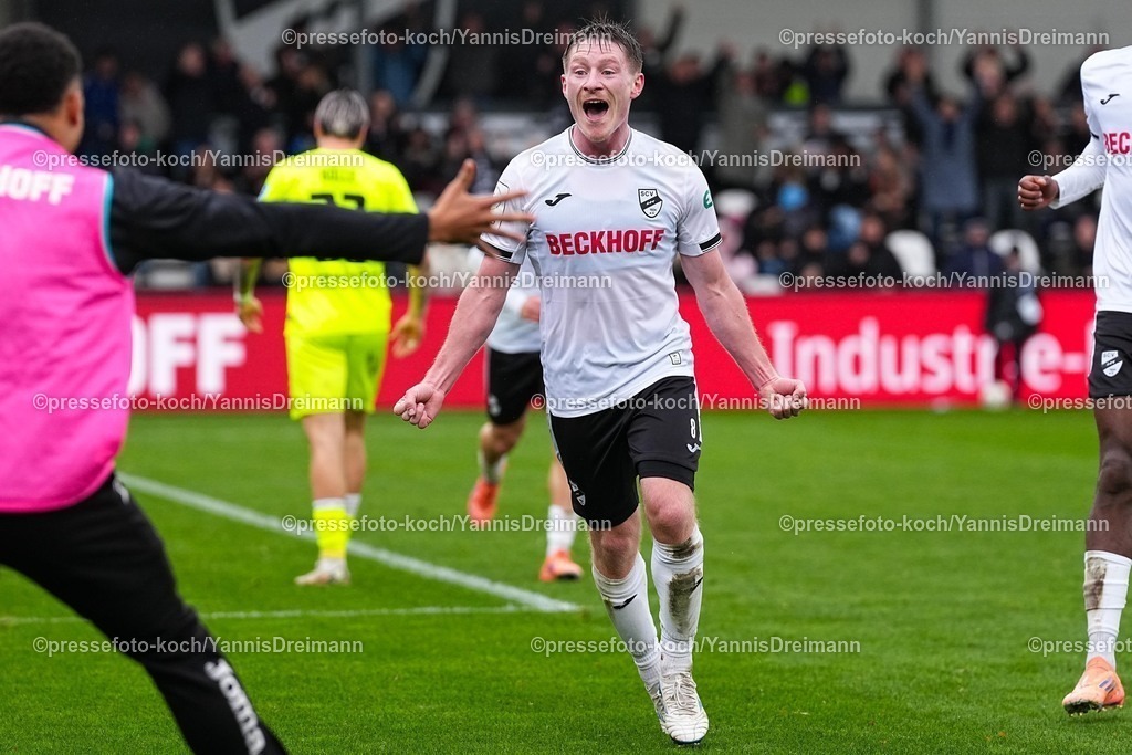 xYDRx25102501048 | 25.10.2025, xydrx, Fußball, 3.Liga, SC Verl - SSV Ulm 1846, Saison 2025 2026, Sportclub Arena:  Torjubel nach dem Tor zum 4:0 für den SC Verl durch Torschütze Dennis Waidner (SC Verl #8) DFB regulations prohibit any use of photographs as image sequences and or quasi-video.