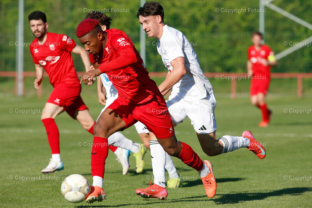 A_LUI-20250419_17 | SPORT FUSSBALL REGIIONALLIGAMITTE ASKOE OEDT-WAC AMATEURE 19.4.2025 IM BILD:JONATHAN ALUKWU  (OEDT) UND MICHAEL SCHWEIGHOFER (WACAMATEUERE) FOTO:FOTOLUI