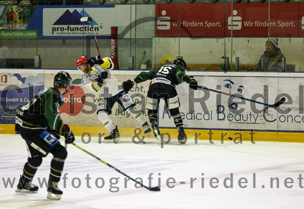 2023-01-06_044_TSV_Erding_gegen_ERV_Schweinfurt | Erding, Deutschland, 06.01.2023:
Eishockey, Bayernliga 2022 / 2023, 26. Spieltag, TSV Erding gegen ERV Schweinfurt, Endergebnis: 7:3

Elias Maier (Erding Gladiators, #15)

Foto: Christian Riedel / fotografie-riedel.net