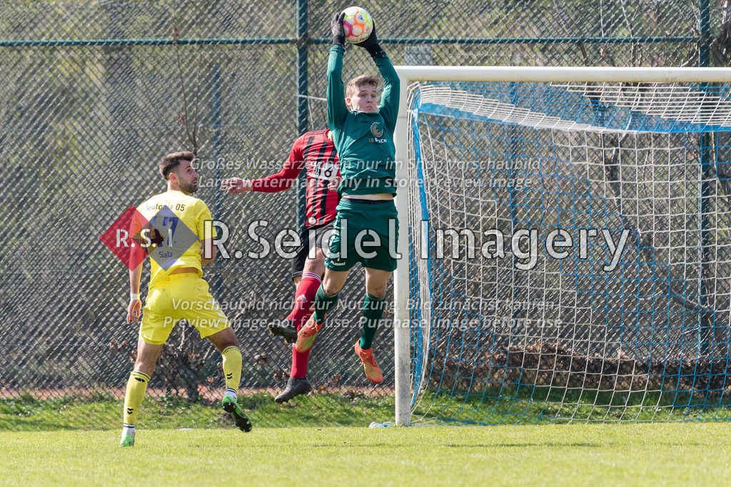 Fußball, Saison 2022/23, LOTTO-Pokal, WTSV Concordia - FC Teutonia 05, Sportpark Hinschenfelde (Hamburg), 10.04.2023, Halbfinale | Marius Liesegang (#1, Teutonia, Torwart) fängt den Ball