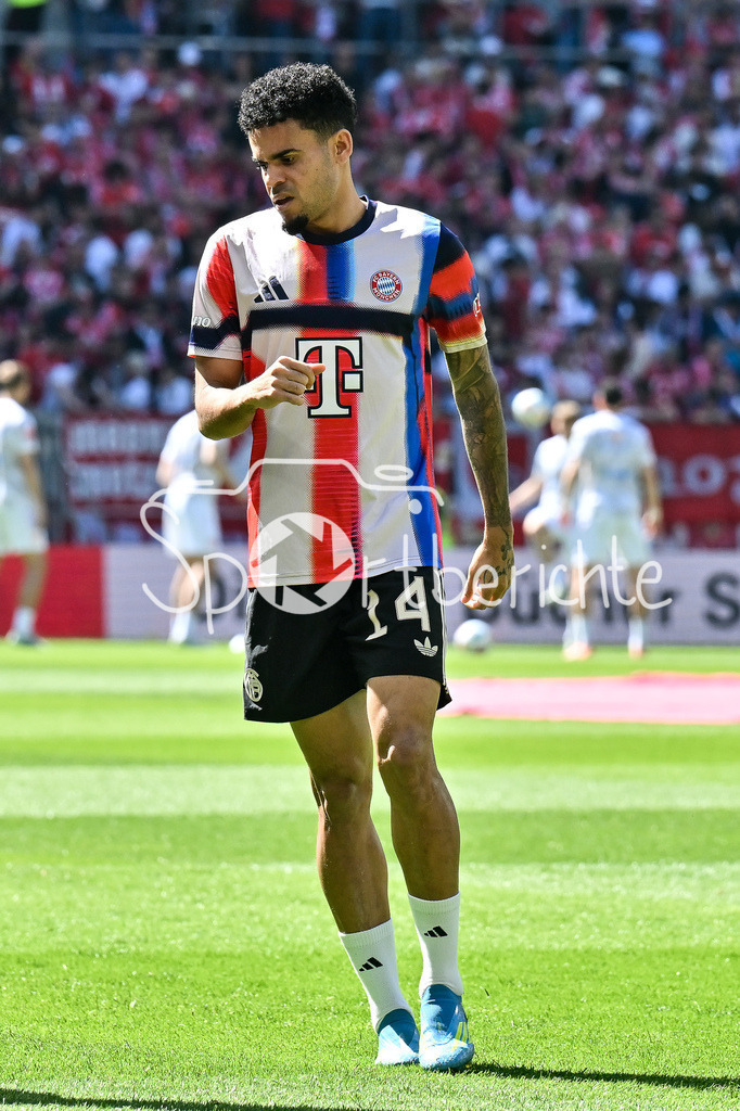 1. FSV Mainz 05 - FC Bayern München | MAINZ, GERMANY - 25. APRIL: im Bild Luis DIAZ (FC Bayern Munich 14) beim warmmachen vor dem Bundesligamatch zwischen dem 1. FSV Mainz 05 und dem FC Bayern München am 31. Spieltag in der MEWA Arena / DFL REGULATIONS PROHIBIT ANY USE OF PHOTOGRAPHS AS IMAGE SEQUENCES AND/OR QUASI-VIDEO