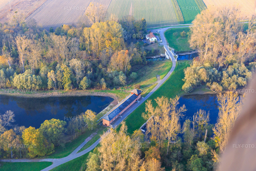 Luftbild: Schöpfwerk und Schleusenhaus Sonderheim Süd für den Michelsbach im Ortsteil Sondernheim in Germersheim im Bundesland Rheinland-Pfalz in Deutschland. Foto: IMG_104487.jpg vom 03.11.2017 durch Werner Riehm/FLY-FOTO.de
