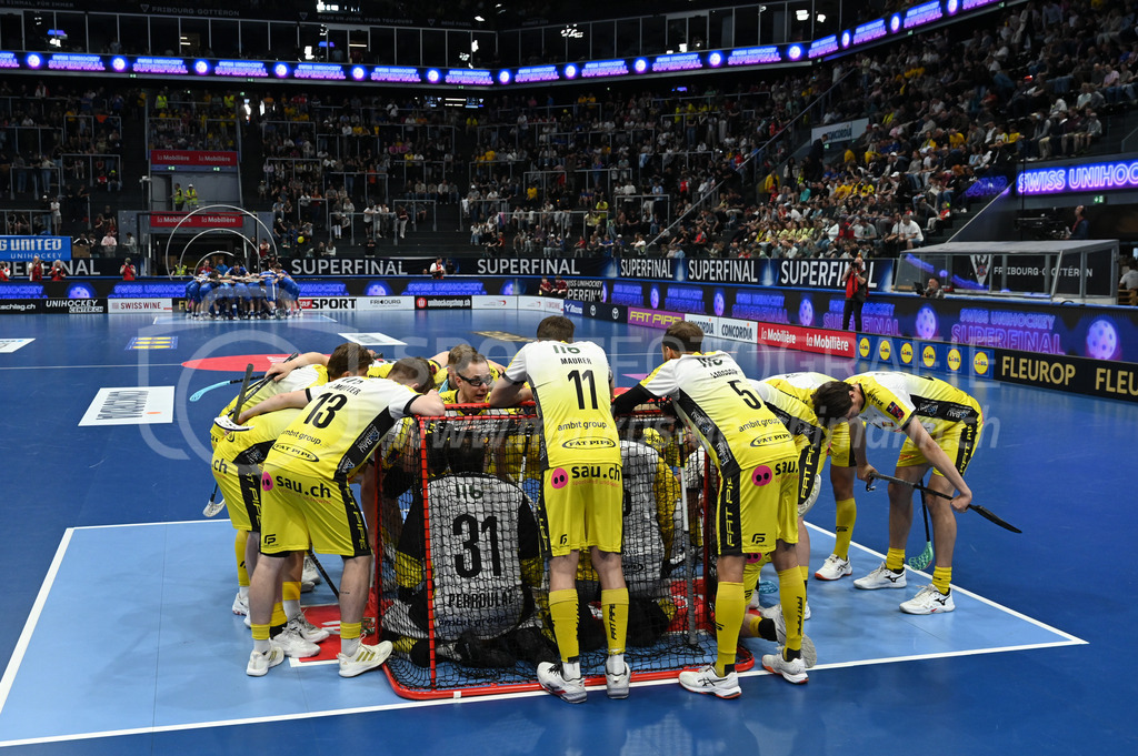 Zug United - HC Rychenberg - 25. April 2026 | Die HCR-Spieler bei der Goaliebeschwörung am L-UPL Superfinal-Spiel zwischen Zug United und HC Rychenberg am 25. April 2026 in der BCF Arena, Fribourg, Schweiz.Bild: Sportfotografie Markus Aeschimann | www.markus-aeschimann.ch - Realisiert mit Pictrs.com