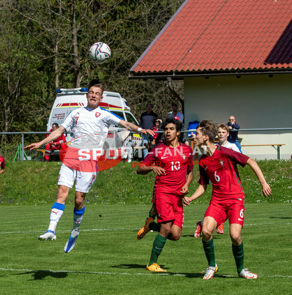 Portugal  U15 -Czech Republic U15 | SIMON WOLFL (Czech Republic #7) JOÃO SIMÕES (Portugal #10) GONÇALO PINTO (Portugal #6) ; Portugal  U15 -Czech Republic U15 am 29.04.2022 in Arnoldstein
(Sportplatz), AUSTRIA, (Photo by Ernst Krawagner sport-fan.at) - Realisiert mit Pictrs.com