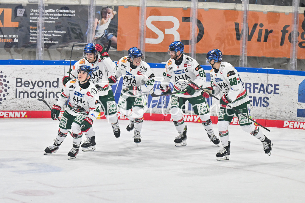 Dresdener Eislöwen - Augsburger Panther | Jubel der Gäste nach dem Treffer zum 0-1 durch Moritz ELIAS (Augsburger Panther 46) / Tor / Torschuetze / Freude / Happy / DEL: Dresdener Eislöwen - Augsburger Panther; Joynext-Arena am 05.10.2025