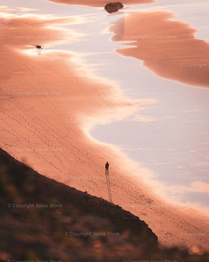 Lonely Sunset | Lonely person enjoying sunset at an empty beach in Portugal.  - Realisiert mit Pictrs.com
