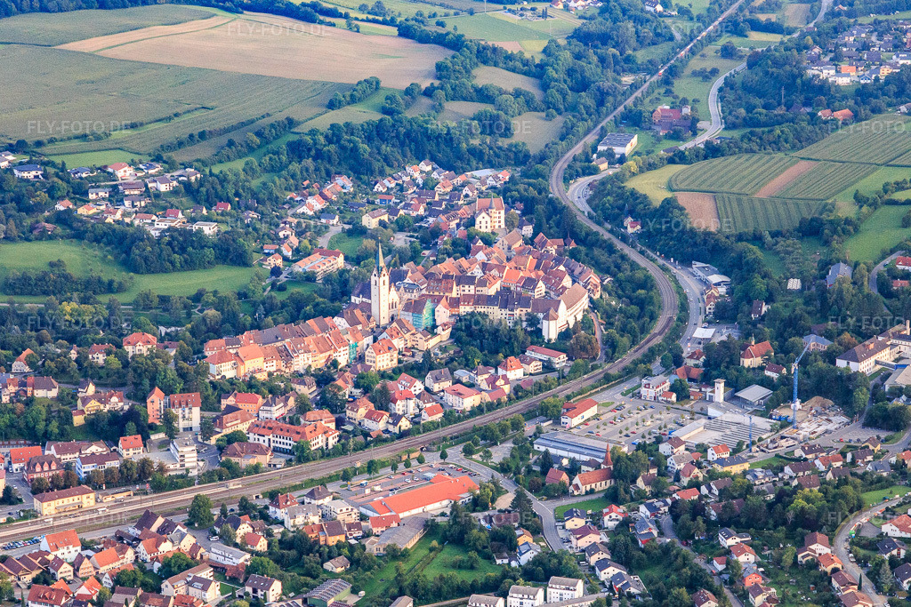 Luftbild: Altstadt mit kathol.Kirche Mariä Himmelfahrt jenseits der Bahnstrecke in Engen im Bundesland Baden-Württemberg in Deutschland. Foto: IMG_102816.jpg vom 25.08.2017 durch Werner Riehm/FLY-FOTO.deKATH-OBERER-HEGAU.DE