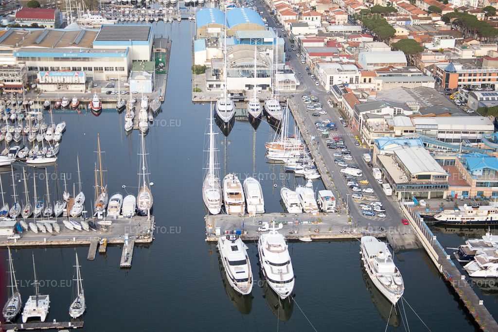 Vue aérienne: Vue de la ville à Viareggio dans le département Lucca, Italie. Photo: IMG_087004.jpg prise le 03/04/2016 par Werner Riehm/FLY-FOTO.eu – Résolution de l'original: 5472 x 3648 px