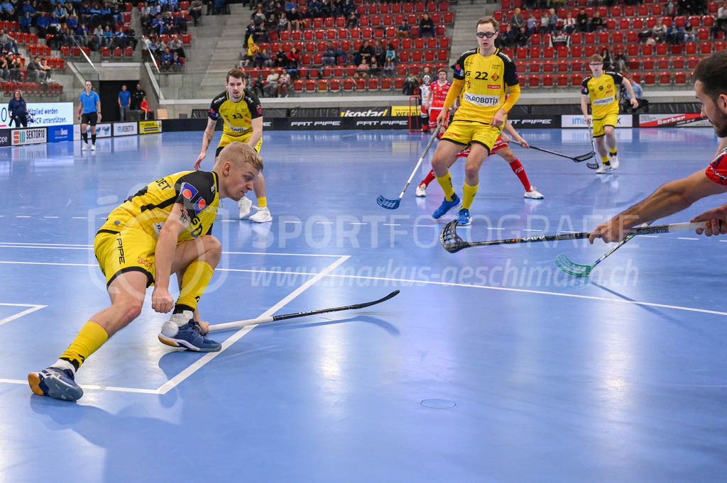 HC Rychenberg vs Floorball Köniz - 18. Dezember 2022 | HC Rychenberg vs Floorball Köniz
AXA Arena, Winterthur
Markus Lindgjerdet (#10 HC Rychenberg) blockt den Schuss.
Bild: Sportfotografie Markus Aeschimann | www.markus-aeschimann.ch - Realisiert mit Pictrs.com